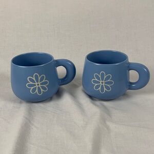 Set of 2 Daisy Blue and White Mugs 15.5 oz